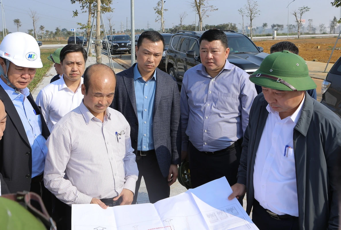B&iacute; thư Tỉnh ủy Nguyễn Do&atilde;n Anh kiểm tra tiến độ c&aacute;c dự &aacute;n trọng điểm tại Khu C&ocirc;ng nghiệp Lam Sơn - Sao V&agrave;ng