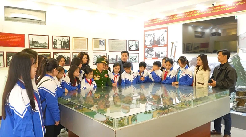 X&acirc;y dựng &ldquo;tấm khi&ecirc;n&rdquo; tư tưởng