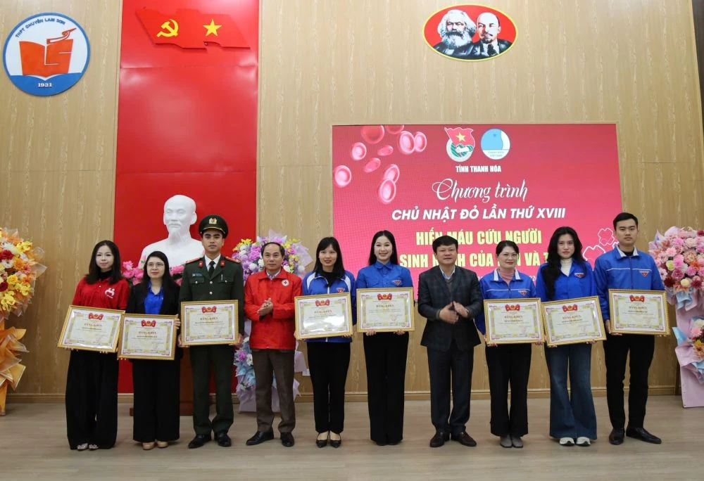 Ng&agrave;y hội hiến m&aacute;u t&igrave;nh nguyện &ldquo;Chủ nhật đỏ&rdquo; thu h&uacute;t gần 1.000 người tham gia