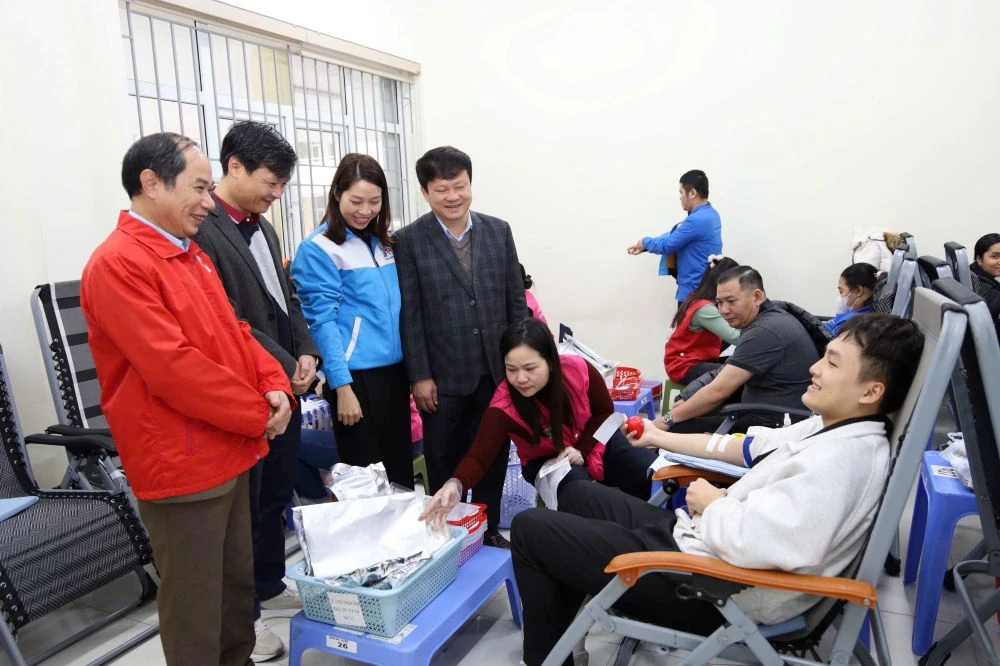 Ng&agrave;y hội hiến m&aacute;u t&igrave;nh nguyện &ldquo;Chủ nhật đỏ&rdquo; thu h&uacute;t gần 1.000 người tham gia