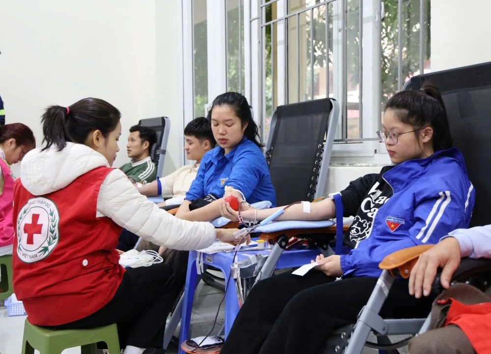 Ng&agrave;y hội hiến m&aacute;u t&igrave;nh nguyện &ldquo;Chủ nhật đỏ&rdquo; thu h&uacute;t gần 1.000 người tham gia
