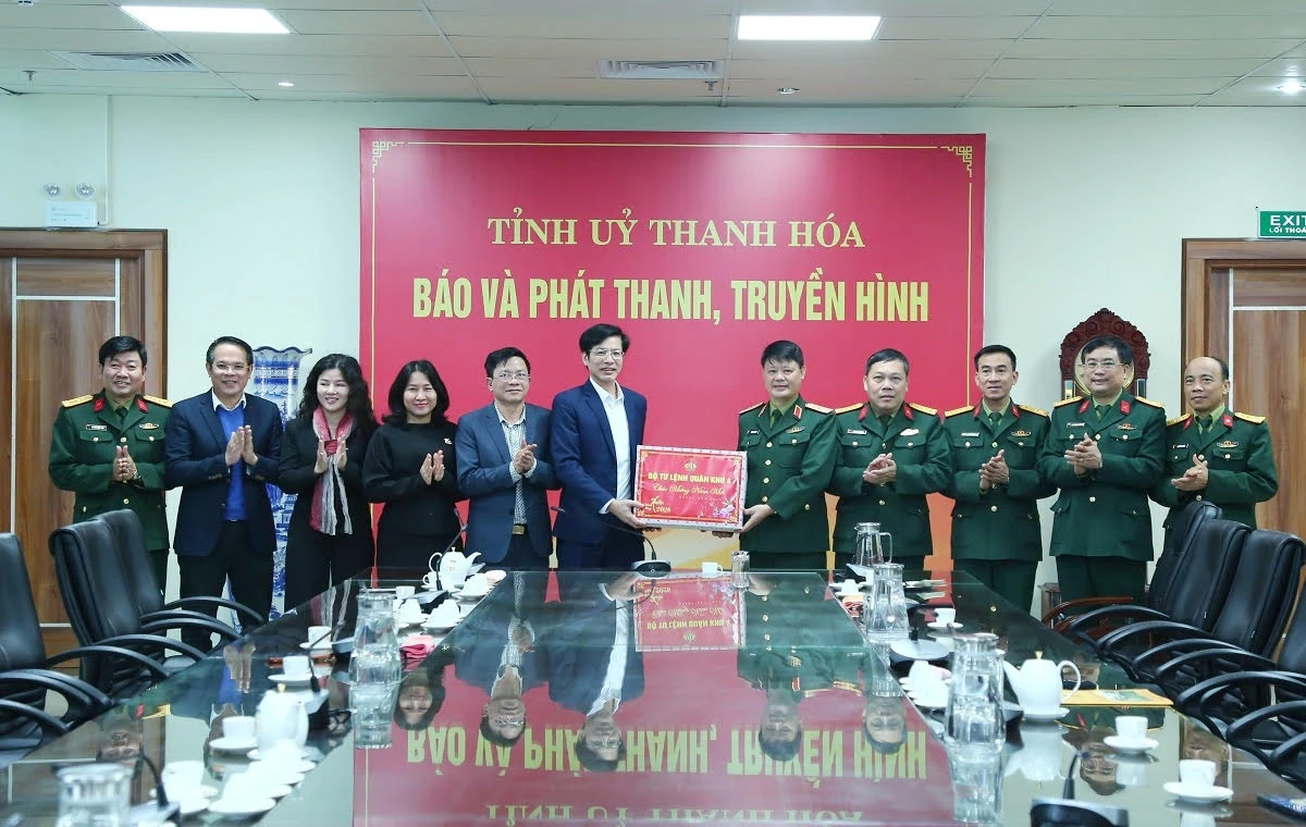 Ph&oacute; Tư lệnh Qu&acirc;n khu 4 ch&uacute;c Tết B&aacute;o v&agrave; Ph&aacute;t thanh, truyền h&igrave;nh Thanh H&oacute;a