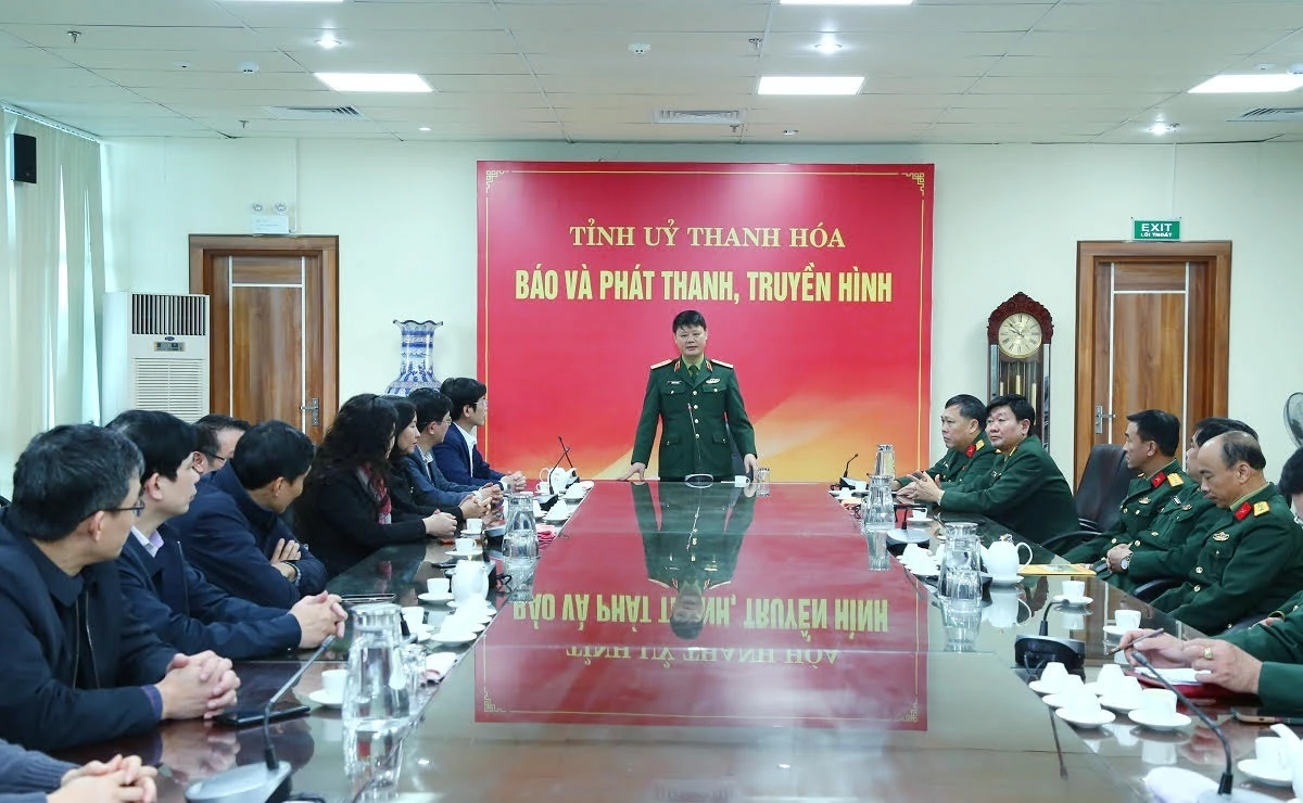 Ph&oacute; Tư lệnh Qu&acirc;n khu 4 ch&uacute;c Tết B&aacute;o v&agrave; Ph&aacute;t thanh, truyền h&igrave;nh Thanh H&oacute;a