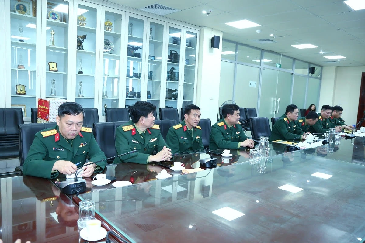 Ph&oacute; Tư lệnh Qu&acirc;n khu 4 ch&uacute;c Tết B&aacute;o v&agrave; Ph&aacute;t thanh, truyền h&igrave;nh Thanh H&oacute;a