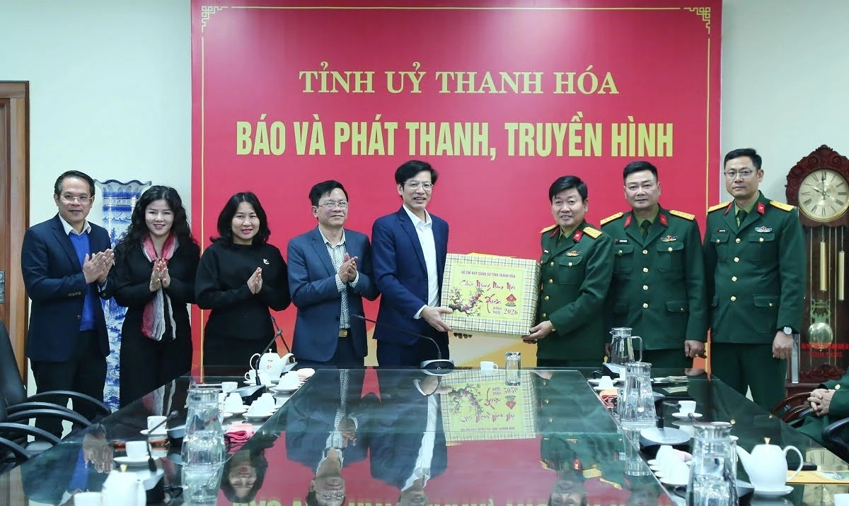 Ph&oacute; Tư lệnh Qu&acirc;n khu 4 ch&uacute;c Tết B&aacute;o v&agrave; Ph&aacute;t thanh, truyền h&igrave;nh Thanh H&oacute;a