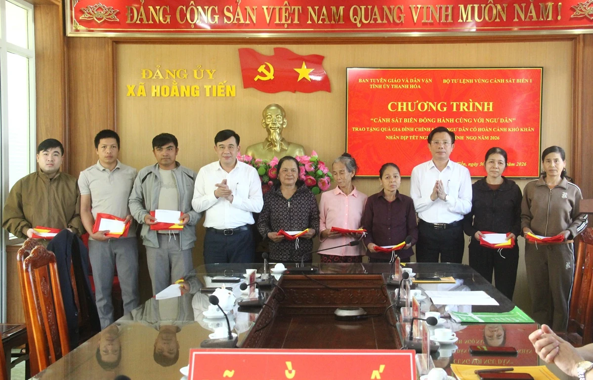 Trao qu&agrave; cho ngư d&acirc;n c&oacute; ho&agrave;n cảnh kh&oacute; khăn nh&acirc;n dịp Tết Nguy&ecirc;n đ&aacute;n 2026