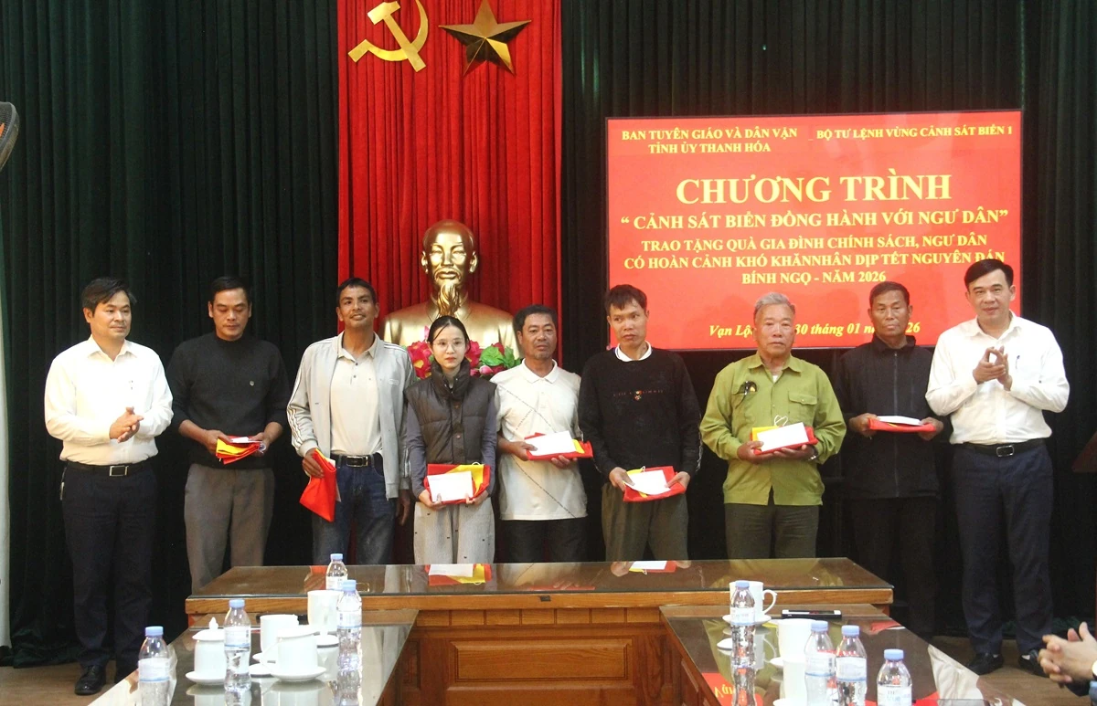 Trao qu&agrave; cho ngư d&acirc;n c&oacute; ho&agrave;n cảnh kh&oacute; khăn nh&acirc;n dịp Tết Nguy&ecirc;n đ&aacute;n 2026