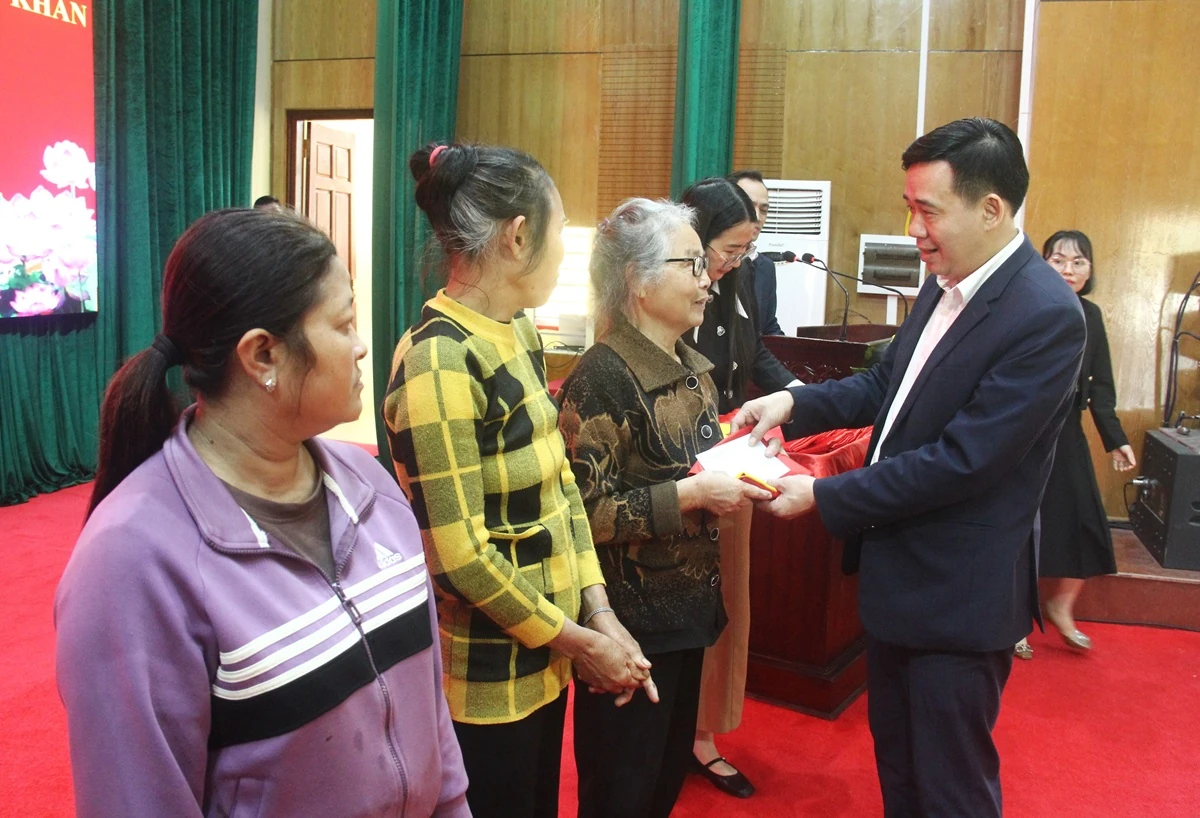 Trao qu&agrave; cho ngư d&acirc;n c&oacute; ho&agrave;n cảnh kh&oacute; khăn nh&acirc;n dịp Tết Nguy&ecirc;n đ&aacute;n 2026