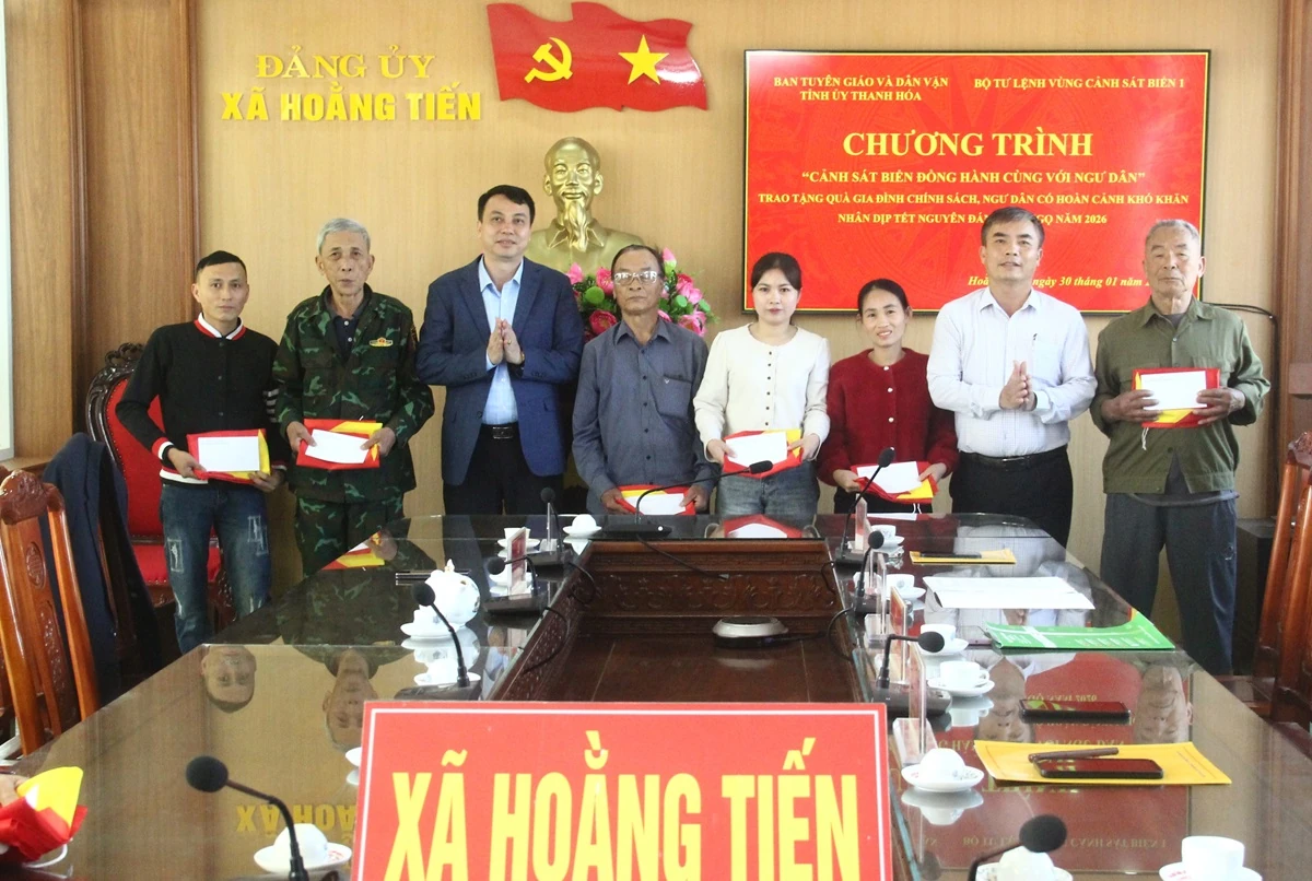 Trao qu&agrave; cho ngư d&acirc;n c&oacute; ho&agrave;n cảnh kh&oacute; khăn nh&acirc;n dịp Tết Nguy&ecirc;n đ&aacute;n 2026