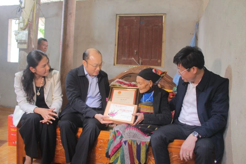 Phó Chủ tịch UBND tỉnh Cao Văn Cường thăm, tặng quà Tết tại các xã Quan Sơn, Tam Thanh