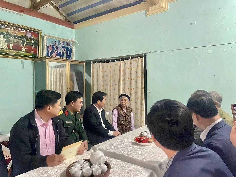 Ph&oacute; Chủ tịch HĐND tỉnh Nguyễn Quang Hải thăm, ch&uacute;c Tết c&aacute;c mẹ liệt sĩ v&agrave; một số đơn vị