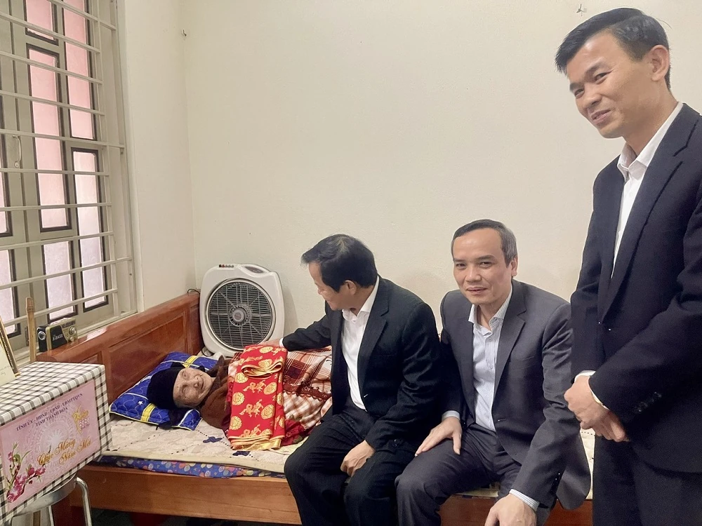 Ph&oacute; Chủ tịch HĐND tỉnh Nguyễn Quang Hải thăm, ch&uacute;c Tết c&aacute;c mẹ liệt sĩ v&agrave; một số đơn vị