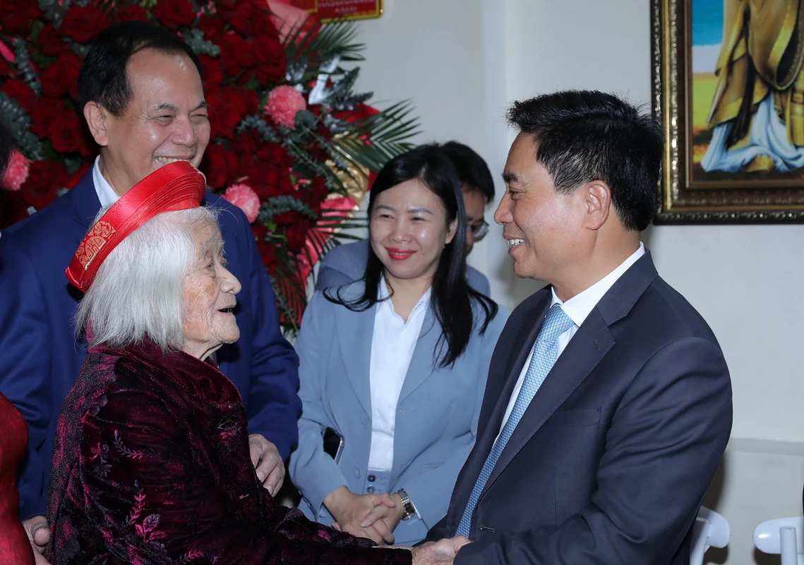 B&iacute; thư Tỉnh ủy Nguyễn Do&atilde;n Anh thăm, tặng qu&agrave; gia đ&igrave;nh ch&iacute;nh s&aacute;ch; kiểm tra c&ocirc;ng t&aacute;c bảo đảm an ninh trật tự dịp Tết Nguy&ecirc;n đ&aacute;n