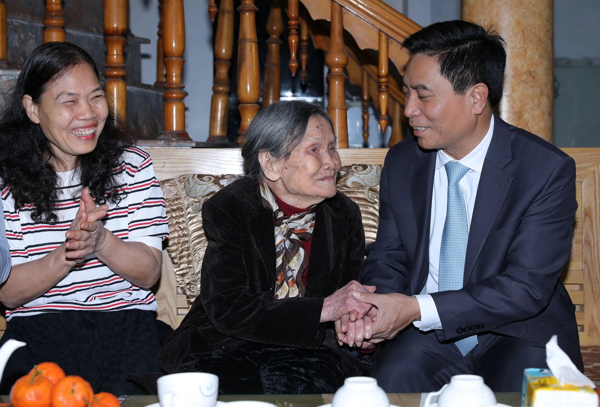 B&iacute; thư Tỉnh ủy Nguyễn Do&atilde;n Anh thăm, tặng qu&agrave; gia đ&igrave;nh ch&iacute;nh s&aacute;ch; kiểm tra c&ocirc;ng t&aacute;c bảo đảm an ninh trật tự dịp Tết Nguy&ecirc;n đ&aacute;n