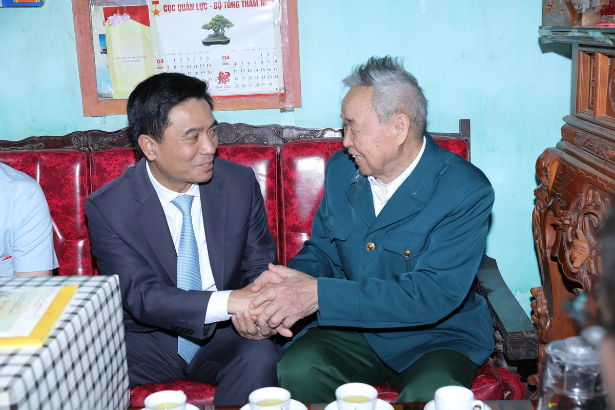 B&iacute; thư Tỉnh ủy Nguyễn Do&atilde;n Anh thăm, tặng qu&agrave; gia đ&igrave;nh ch&iacute;nh s&aacute;ch; kiểm tra c&ocirc;ng t&aacute;c bảo đảm an ninh trật tự dịp Tết Nguy&ecirc;n đ&aacute;n