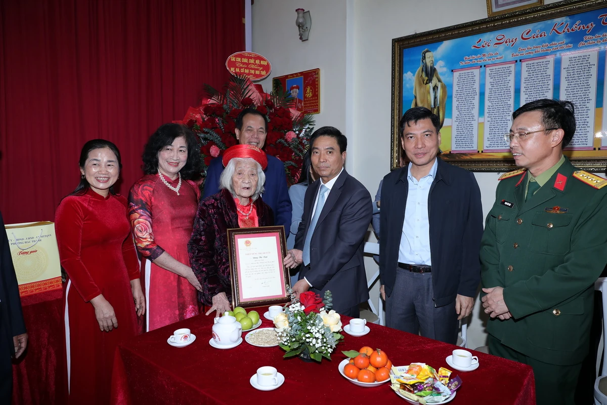 B&iacute; thư Tỉnh ủy Nguyễn Do&atilde;n Anh thăm, tặng qu&agrave; gia đ&igrave;nh ch&iacute;nh s&aacute;ch; kiểm tra c&ocirc;ng t&aacute;c bảo đảm an ninh trật tự dịp Tết Nguy&ecirc;n đ&aacute;n