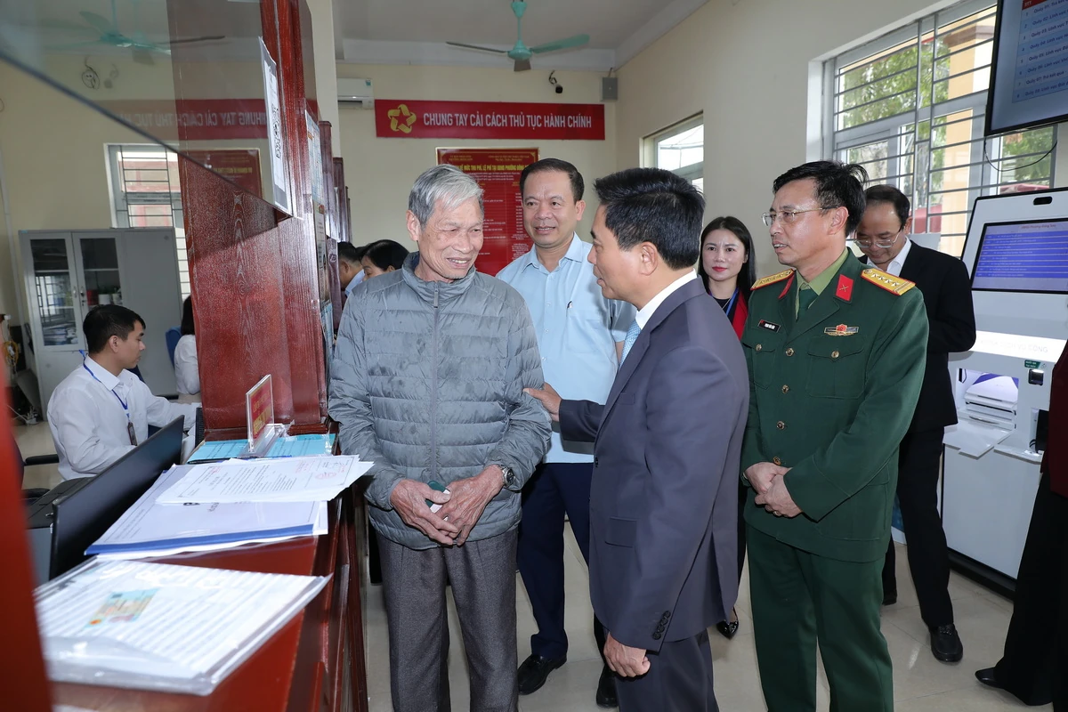 B&iacute; thư Tỉnh ủy Nguyễn Do&atilde;n Anh thăm, tặng qu&agrave; gia đ&igrave;nh ch&iacute;nh s&aacute;ch; kiểm tra c&ocirc;ng t&aacute;c bảo đảm an ninh trật tự dịp Tết Nguy&ecirc;n đ&aacute;n