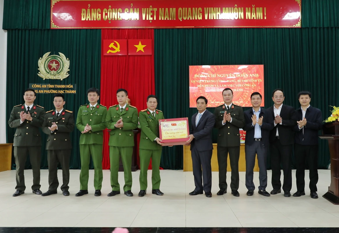 B&iacute; thư Tỉnh ủy Nguyễn Do&atilde;n Anh thăm, tặng qu&agrave; gia đ&igrave;nh ch&iacute;nh s&aacute;ch; kiểm tra c&ocirc;ng t&aacute;c bảo đảm an ninh trật tự dịp Tết Nguy&ecirc;n đ&aacute;n