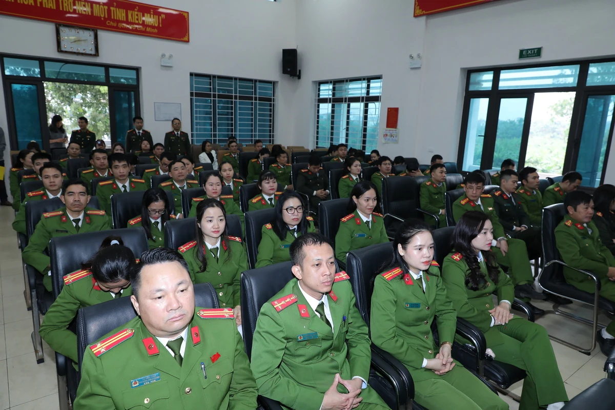 B&iacute; thư Tỉnh ủy Nguyễn Do&atilde;n Anh thăm, tặng qu&agrave; gia đ&igrave;nh ch&iacute;nh s&aacute;ch; kiểm tra c&ocirc;ng t&aacute;c bảo đảm an ninh trật tự dịp Tết Nguy&ecirc;n đ&aacute;n