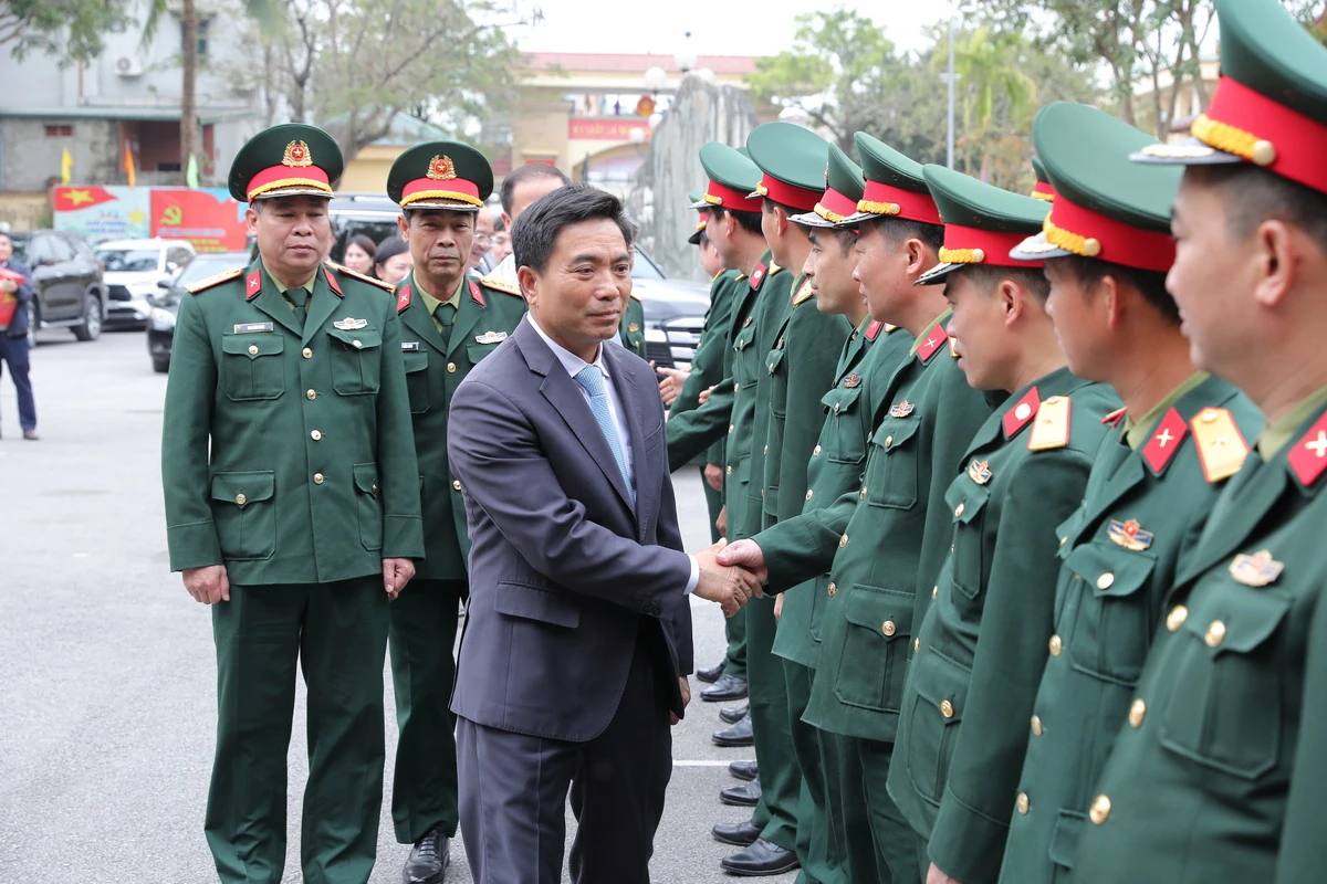 B&iacute; thư Tỉnh ủy Nguyễn Do&atilde;n Anh thăm, tặng qu&agrave; gia đ&igrave;nh ch&iacute;nh s&aacute;ch; kiểm tra c&ocirc;ng t&aacute;c bảo đảm an ninh trật tự dịp Tết Nguy&ecirc;n đ&aacute;n