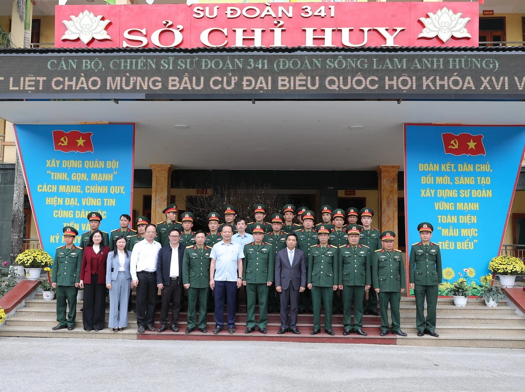 B&iacute; thư Tỉnh ủy Nguyễn Do&atilde;n Anh thăm, tặng qu&agrave; gia đ&igrave;nh ch&iacute;nh s&aacute;ch; kiểm tra c&ocirc;ng t&aacute;c bảo đảm an ninh trật tự dịp Tết Nguy&ecirc;n đ&aacute;n