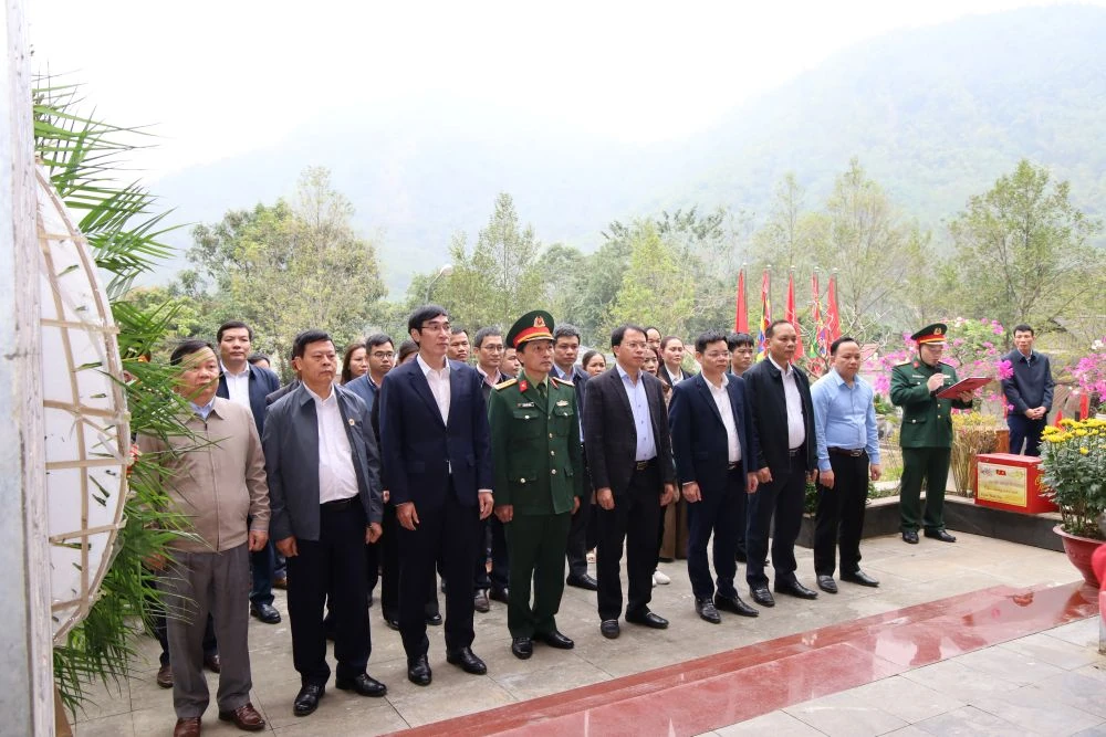 Trưởng Ban Nội ch&iacute;nh Tỉnh ủy Nguyễn Ngọc Tiến kiểm tra t&igrave;nh h&igrave;nh sản xuất v&agrave; đời sống Nh&acirc;n d&acirc;n c&aacute;c x&atilde; Ph&uacute; Lệ, Hồi Xu&acirc;n