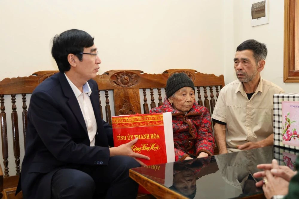 Trưởng Ban Nội ch&iacute;nh Tỉnh ủy Nguyễn Ngọc Tiến kiểm tra t&igrave;nh h&igrave;nh sản xuất v&agrave; đời sống Nh&acirc;n d&acirc;n c&aacute;c x&atilde; Ph&uacute; Lệ, Hồi Xu&acirc;n