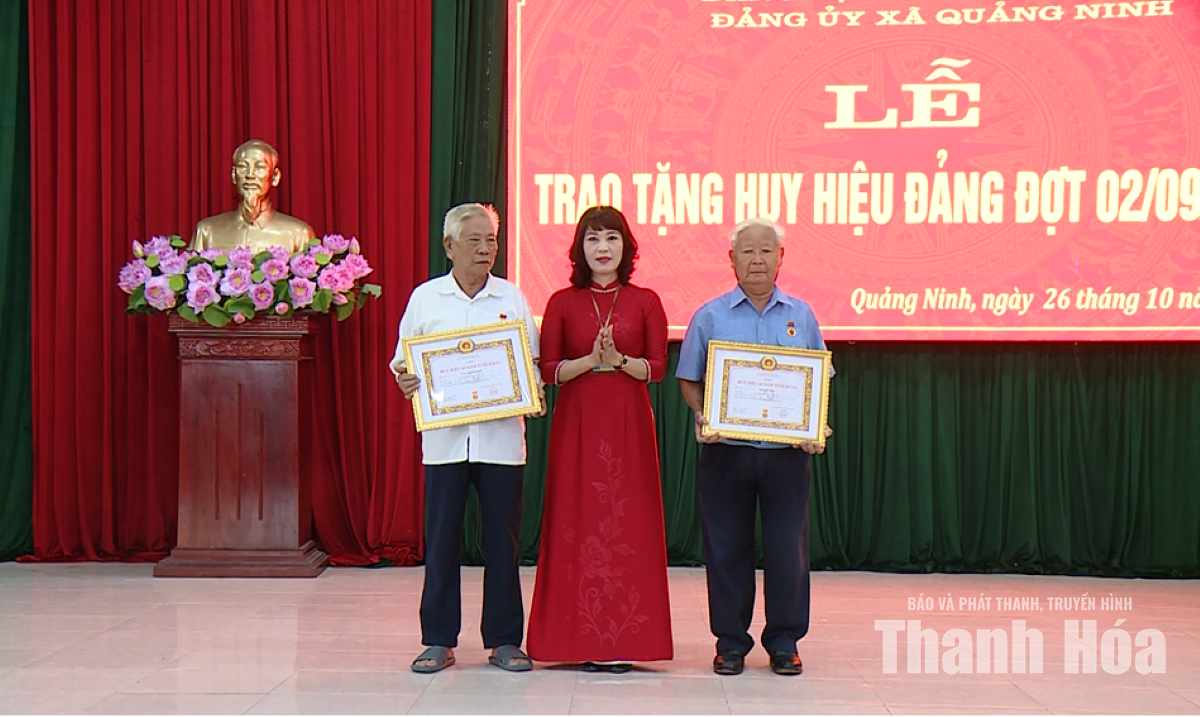 Xã Quảng Ninh trao Huy hiệu Đảng cho 80 đảng viên
