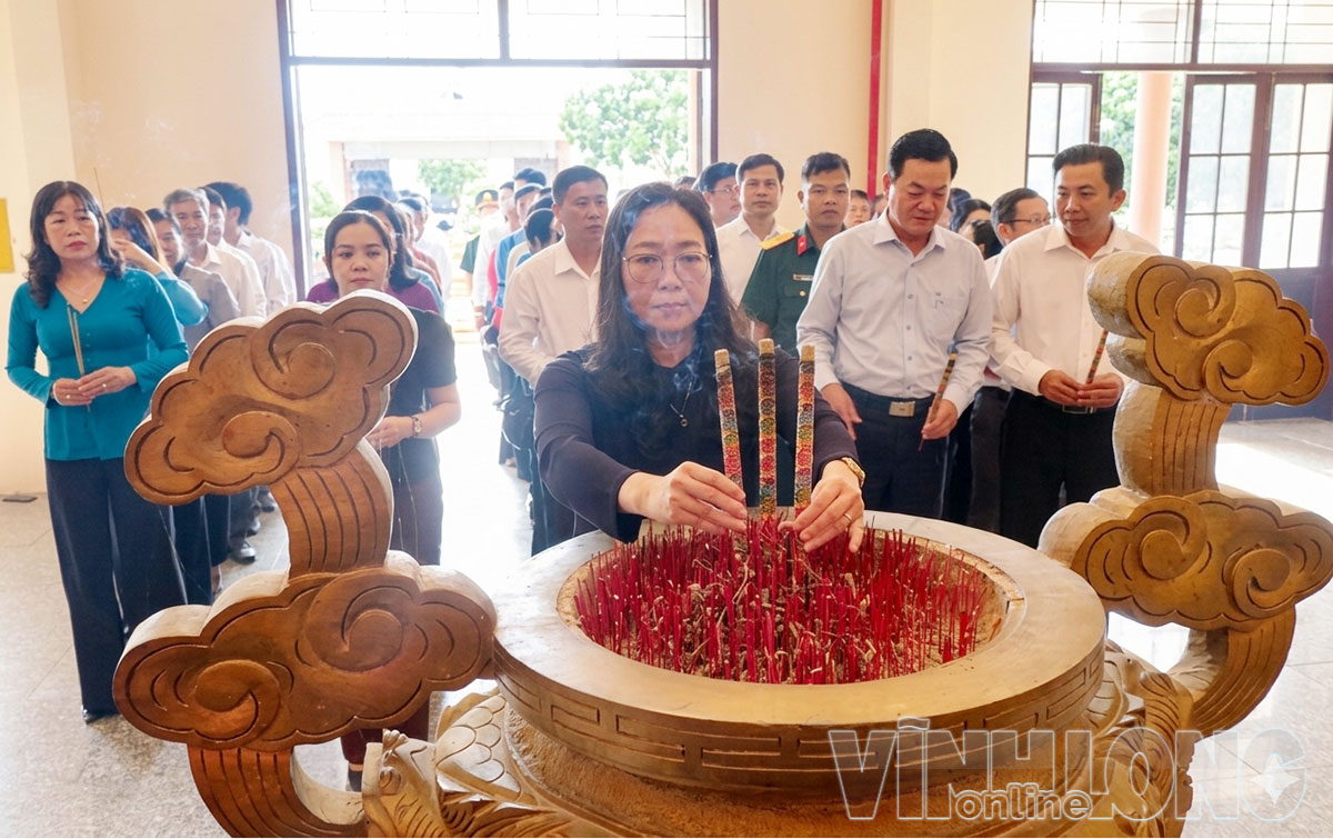 Chi bộ Cơ quan Ủy ban MTTQ Việt Nam tỉnh dâng hương tưởng niệm Nữ Anh hùng liệt sĩ Nguyễn Thị Út, xã Tam Ngãi.