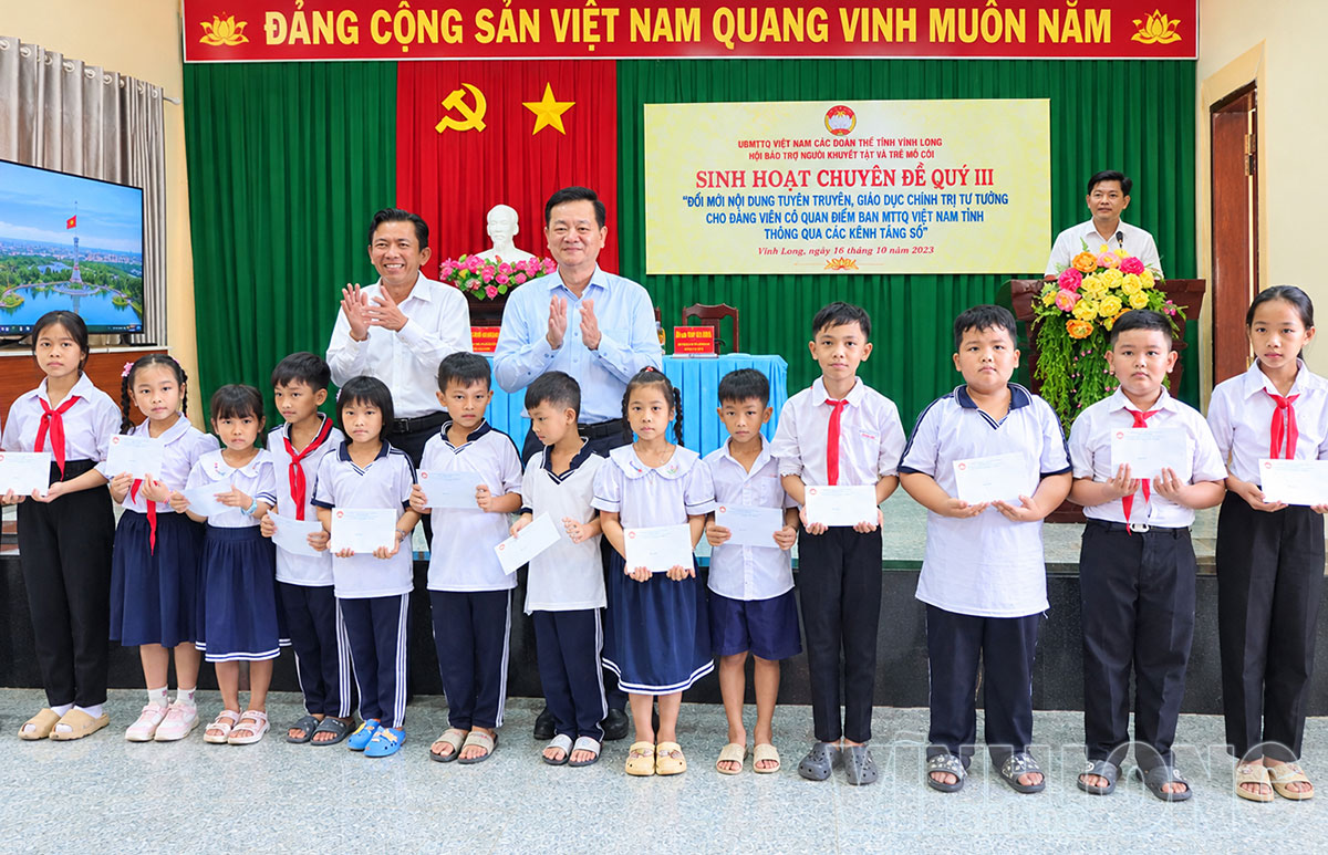 Chi bộ Cơ quan Ủy ban MTTQ Việt Nam tỉnh tặng quà cho học sinh có hoàn cảnh khó khăn trên địa bàn xã Tam Ngãi.