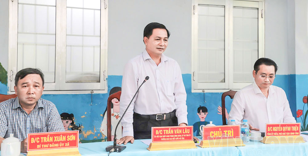 Đồng chí Trần Văn Lâu - Ủy viên Trung ương Đảng, Bí thư Tỉnh ủy, Trưởng đoàn Đại biểu Quốc hội tỉnh đối thoại với dân về khai thác cát phục vụ các công trình trọng điểm quốc gia, vào tháng 6/2026. Ảnh: NAM LONG