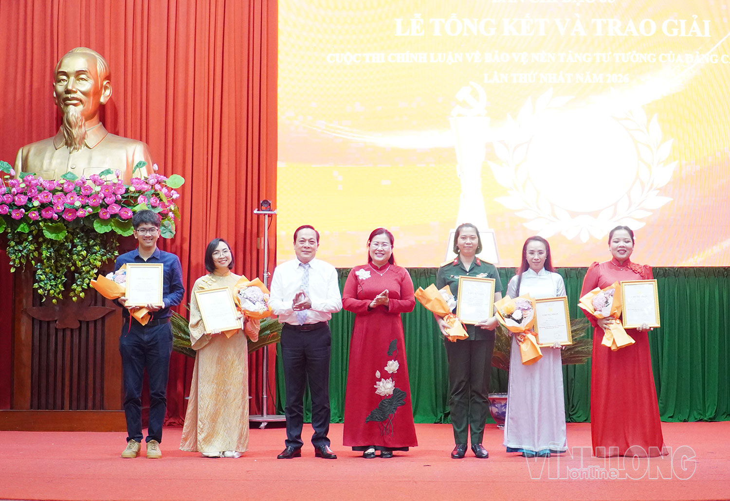 Đồng chí Lâm Minh Đằng - Phó Bí thư Tỉnh ủy và Đồng chí Nguyễn Thị Minh Trang - Ủy viên Ban Thường vụ Tỉnh ủy, Trưởng Ban Tuyên giáo Tỉnh ủy, Phó trưởng Ban Thường trực Ban Chỉ đạo 35 Tỉnh ủy trao giải cho tác giả, nhóm tác giả đạt giải A