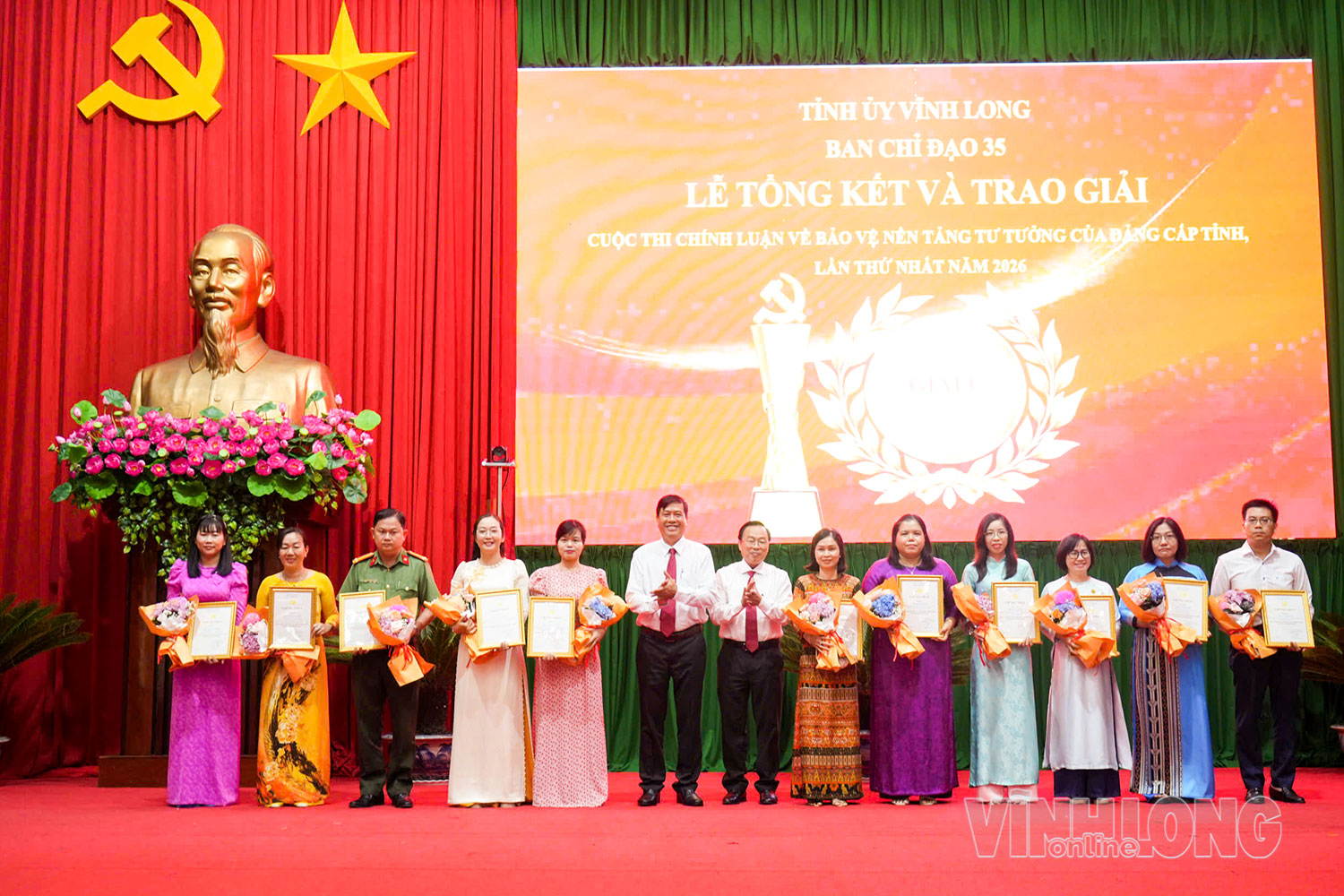 Ban Tổ chức trao giải cho tác giả, nhóm tác giả đạt giải C.