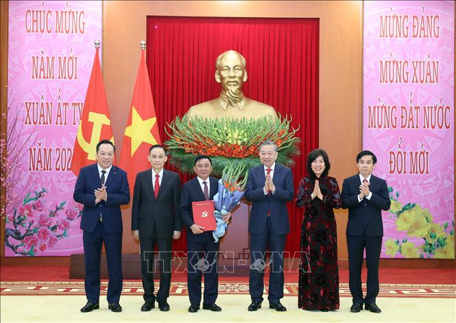 Tổng Bí thư Tô Lâm trao Quyết định thành lập Đảng bộ, tổ chức bộ máy, chức năng nhiệm vụ và chỉ định Bí thư, các Phó Bí thư Đảng uỷ các cơ quan Đảng Trung ương nhiệm kỳ 2020-2025. Ảnh: Thống Nhất/TTXVN