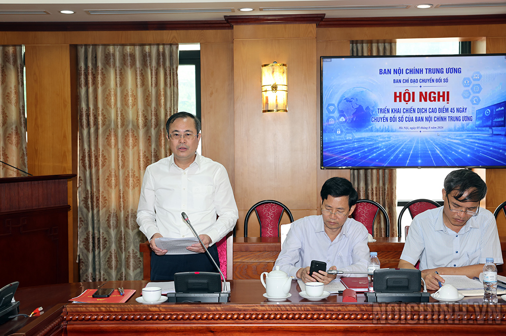 Đồng chí Nguyễn Quang Trường, Chánh Văn phòng Ban Nội chính Trung ương trình bày báo cáo tại Hội nghị