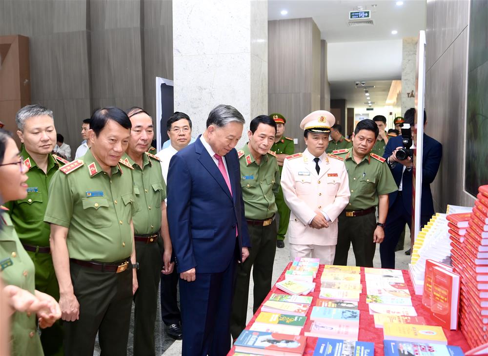 Tổng Bí thư Tô Lâm cùng các đại biểu tham quan triển lãm sách bên lề Hội nghị