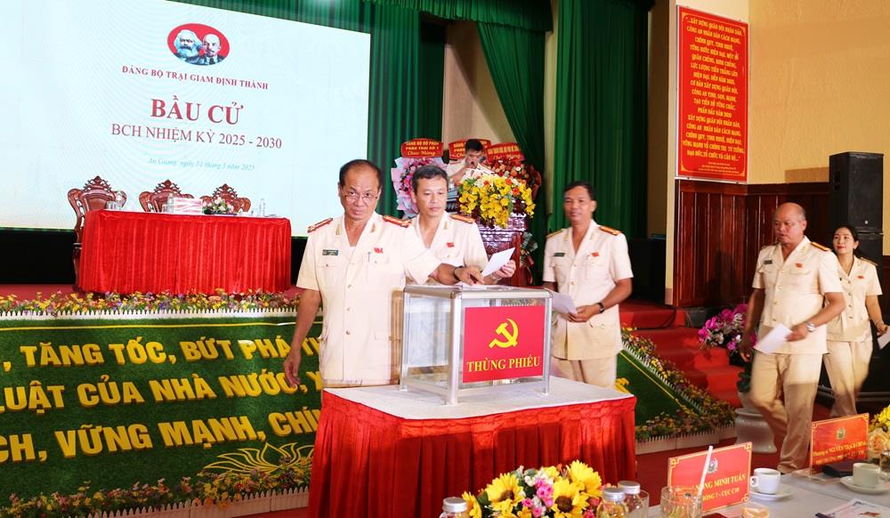 Bỏ phiếu bầu Ban Chấp hành Đảng bộ Trại giam Định Thành nhiệm kỳ 2025 - 2030