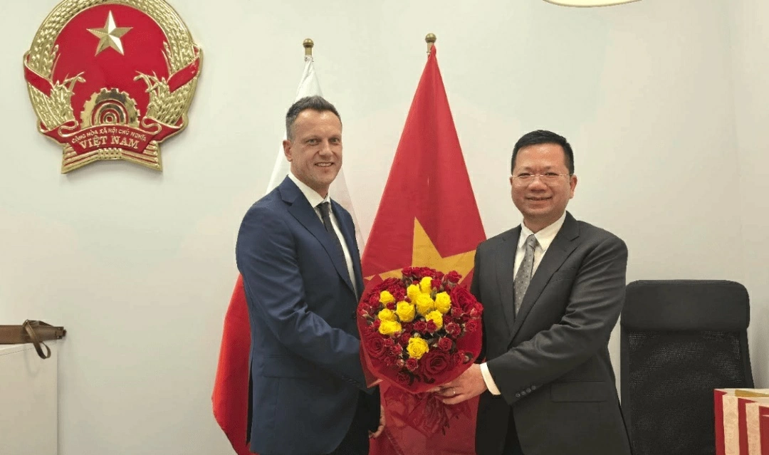 Đại sứ Hà Hoàng Hải chúc mừng ông Filip Marcinkiewicz, Lãnh sự danh dự Việt Nam tại Krakow. (Nguồn: Đại sứ quán Việt Nam tại Ba Lan) Đại sứ Hà Hoàng Hải chúc mừng ông Filip Marcinkiewicz, Lãnh sự danh dự Việt Nam tại Krakow. (Nguồn: Đại sứ quán Việt Nam tại Ba Lan)