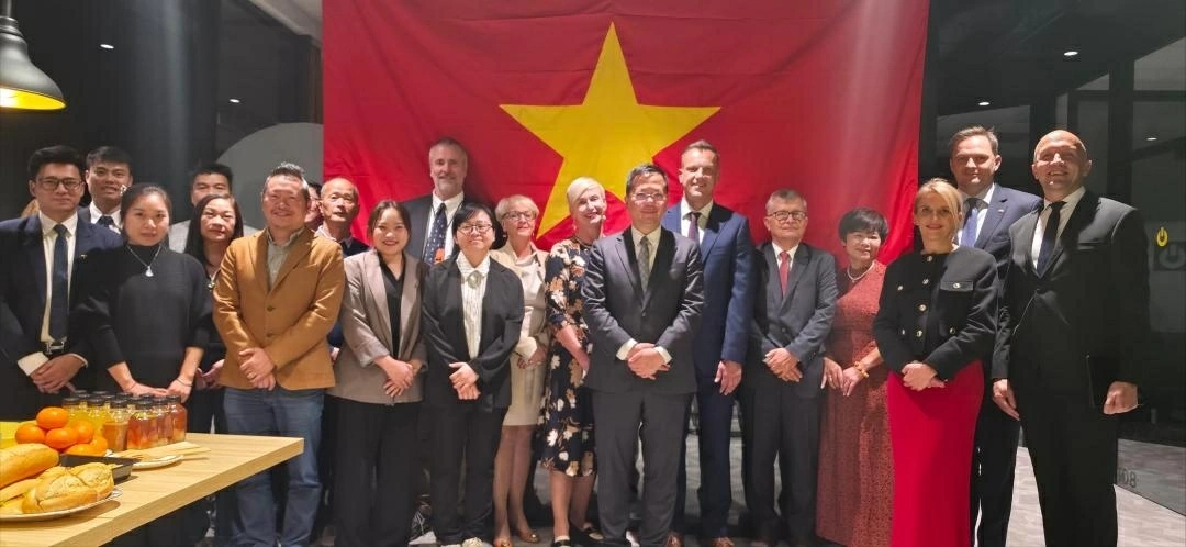 Các đại biểu tham dự Lễ khai trương Lãnh sự quán danh dự Việt Nam tại Krakow, Ba Lan. (Nguồn: Đại sứ quán Việt Nam tại Ba Lan) Các đại biểu tham dự Lễ khai trương Lãnh sự quán danh dự Việt Nam tại Krakow, Ba Lan. (Nguồn: Đại sứ quán Việt Nam tại Ba Lan)