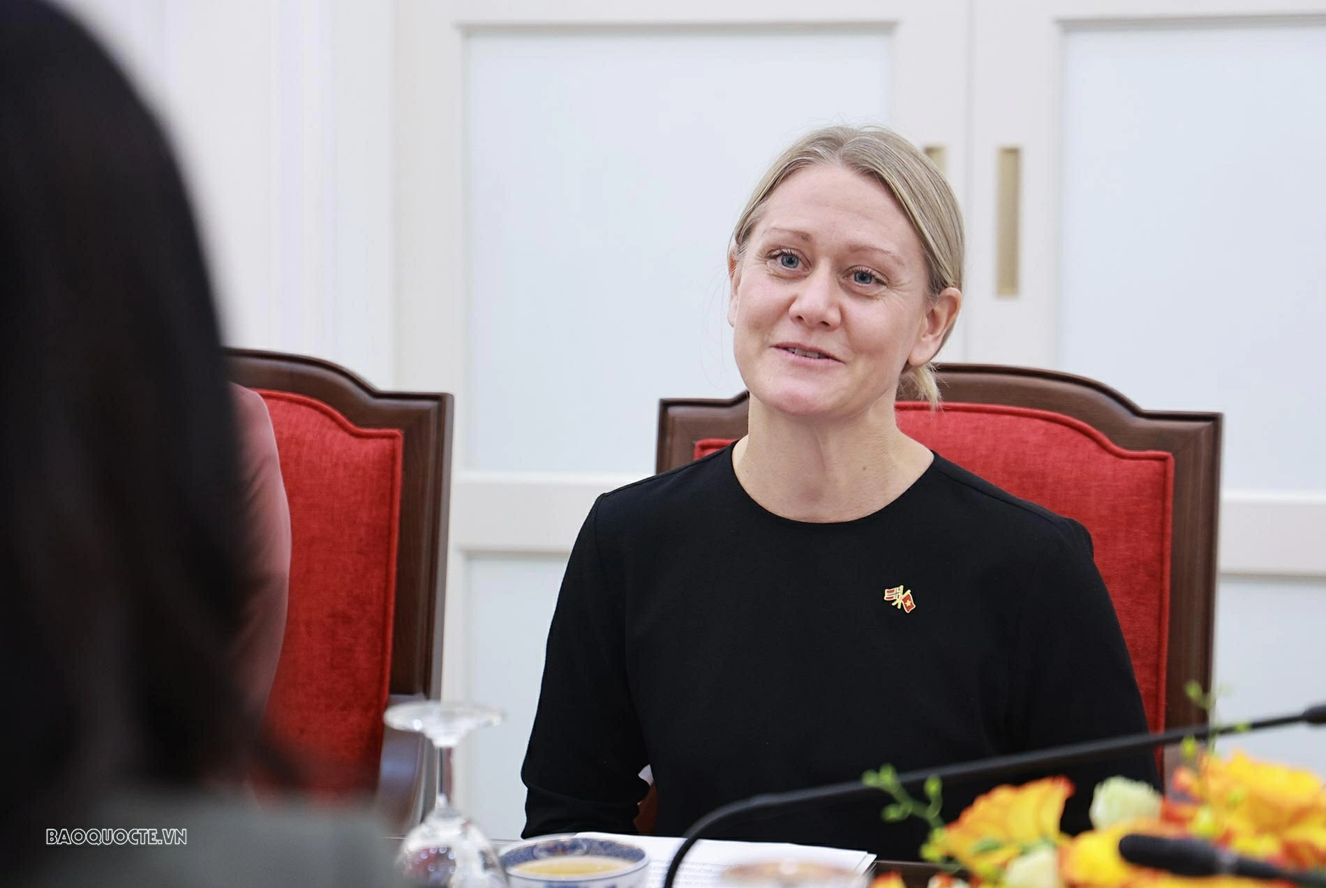 Quốc vụ khanh Astrid Bergmål phát biểu tại buổi làm việc. (Ảnh: Thành Long) Quốc vụ khanh Astrid Bergmål phát biểu tại buổi làm việc. (Ảnh: Thành Long)