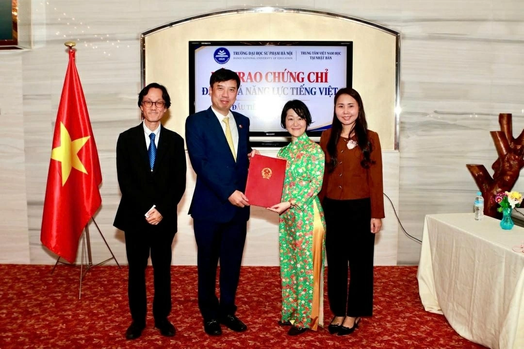 Trao chứng chỉ đánh giá năng lực tiếng Việt cho thí sinh tại Osaka (Nhật Bản) Trao chứng chỉ đánh giá năng lực tiếng Việt cho thí sinh tại Osaka (Nhật Bản)