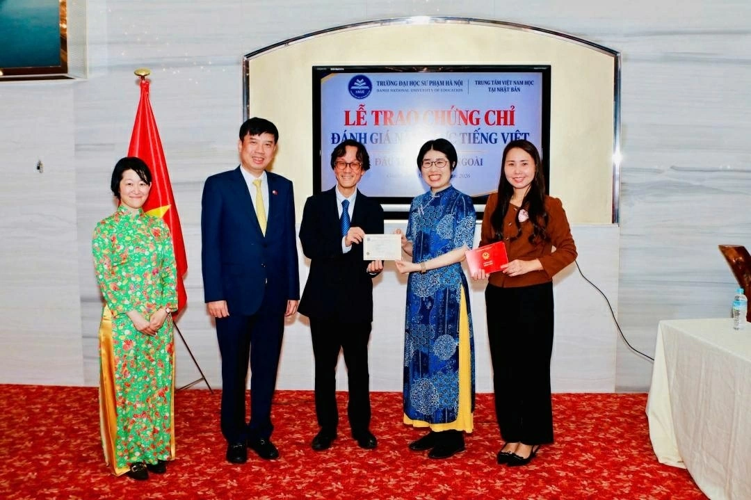 Trao chứng chỉ đánh giá năng lực tiếng Việt cho thí sinh tại Osaka (Nhật Bản) Trao chứng chỉ đánh giá năng lực tiếng Việt cho thí sinh tại Osaka (Nhật Bản)