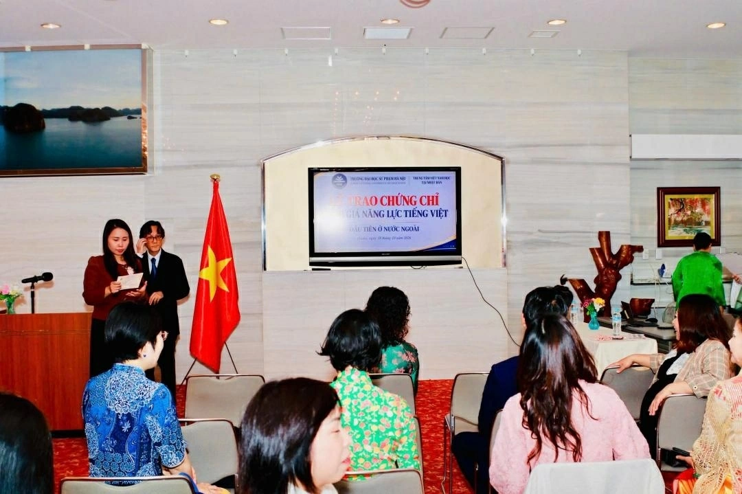 Trao chứng chỉ đánh giá năng lực tiếng Việt cho thí sinh tại Osaka (Nhật Bản) Trao chứng chỉ đánh giá năng lực tiếng Việt cho thí sinh tại Osaka (Nhật Bản)
