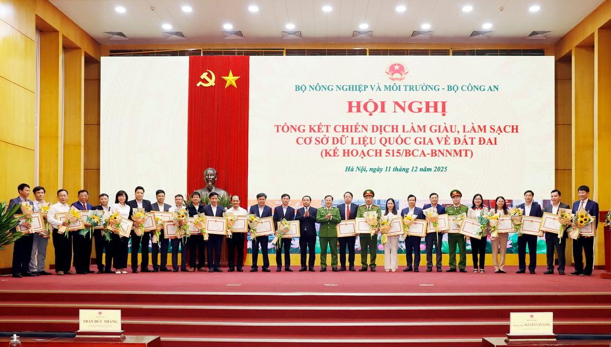 Bộ trưởng Trần Đức Thắng và Thượng tướng Nguyễn Văn Long trao Bằng khen cho các tập thể có thành tích xuất sắc trong thực hiện phong trào thi đua làm giàu, làm sạch dữ liệu đất đai. Ảnh: Khương Trung. Bộ trưởng Trần Đức Thắng và Thượng tướng Nguyễn Văn Long trao Bằng khen cho các tập thể có thành tích xuất sắc trong thực hiện phong trào thi đua làm giàu, làm sạch dữ liệu đất đai. Ảnh: Khương Trung.