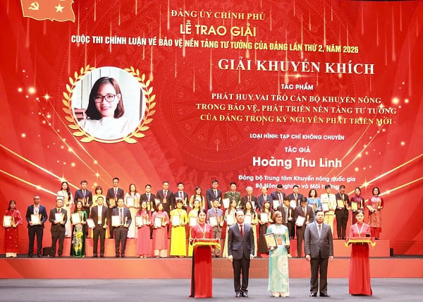 Tác giả Hoàng Thu Linh (Trung tâm Khuyến nông quốc gia) nhận giải khuyến khích với tác phẩm Phát huy vai trò của cán bộ khuyến nông trong bảo vệ, phát triển nền tảng tư tưởng của Đảng trong kỷ nguyên phát triển mới. Ảnh: Thu Linh.