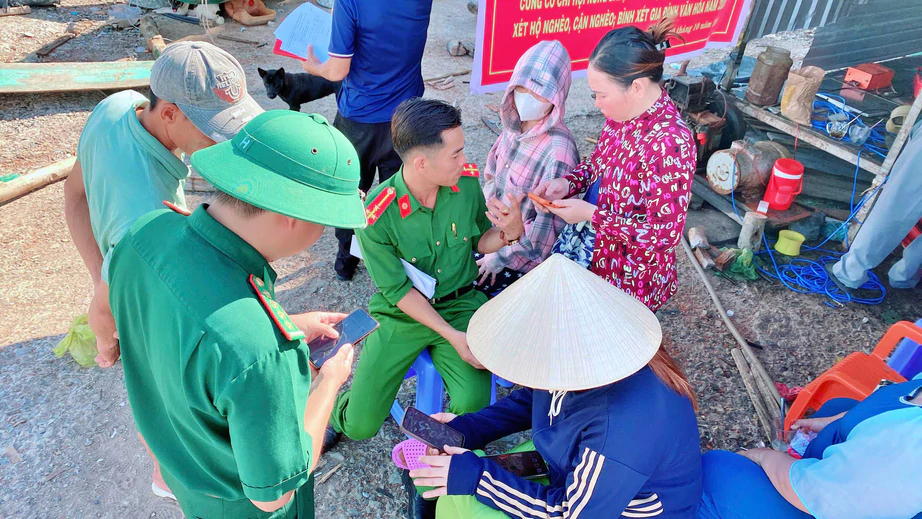 Cà Mau: Đồn Biên phòng Hòn Chuối hỗ trợ cư dân kích hoạt tài khoản VNeID và kỹ năng số- Ảnh 1.