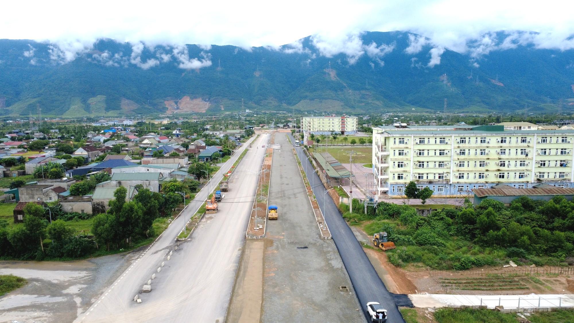 Diện mạo tuyến đường “xương sống” tại khu kinh tế Vũng Áng- Ảnh 1.