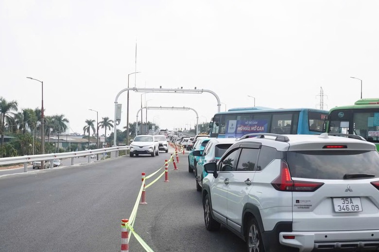Hà Nội: Cầu Thăng Long sửa chữa ban đêm, giao thông được tổ chức thế nào?- Ảnh 1.