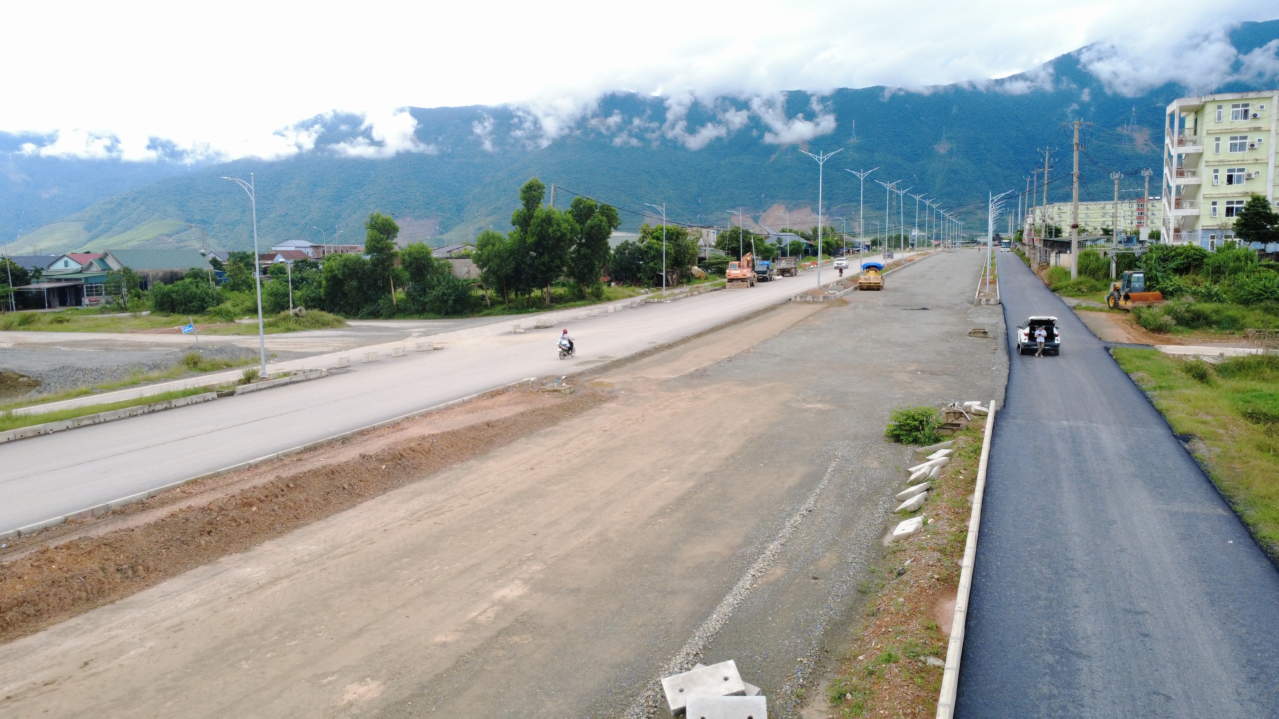 Diện mạo tuyến đường “xương sống” tại khu kinh tế Vũng Áng- Ảnh 2.