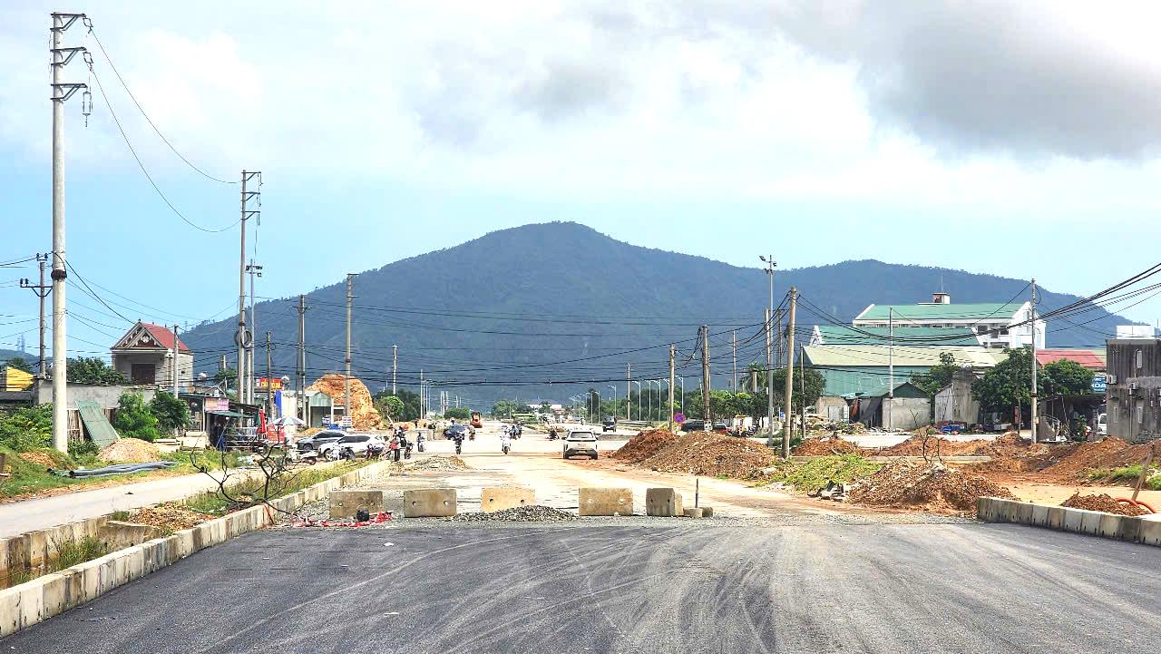 Diện mạo tuyến đường “xương sống” tại khu kinh tế Vũng Áng- Ảnh 9.